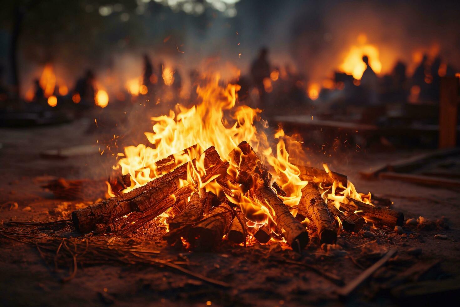 ljus brand på en mörk natt i en skog brand brinnande torr gräs. stor flamma på full skärm brand brinnande i skog skön natur med kväll himmel på bakgrund. generativ ai foto