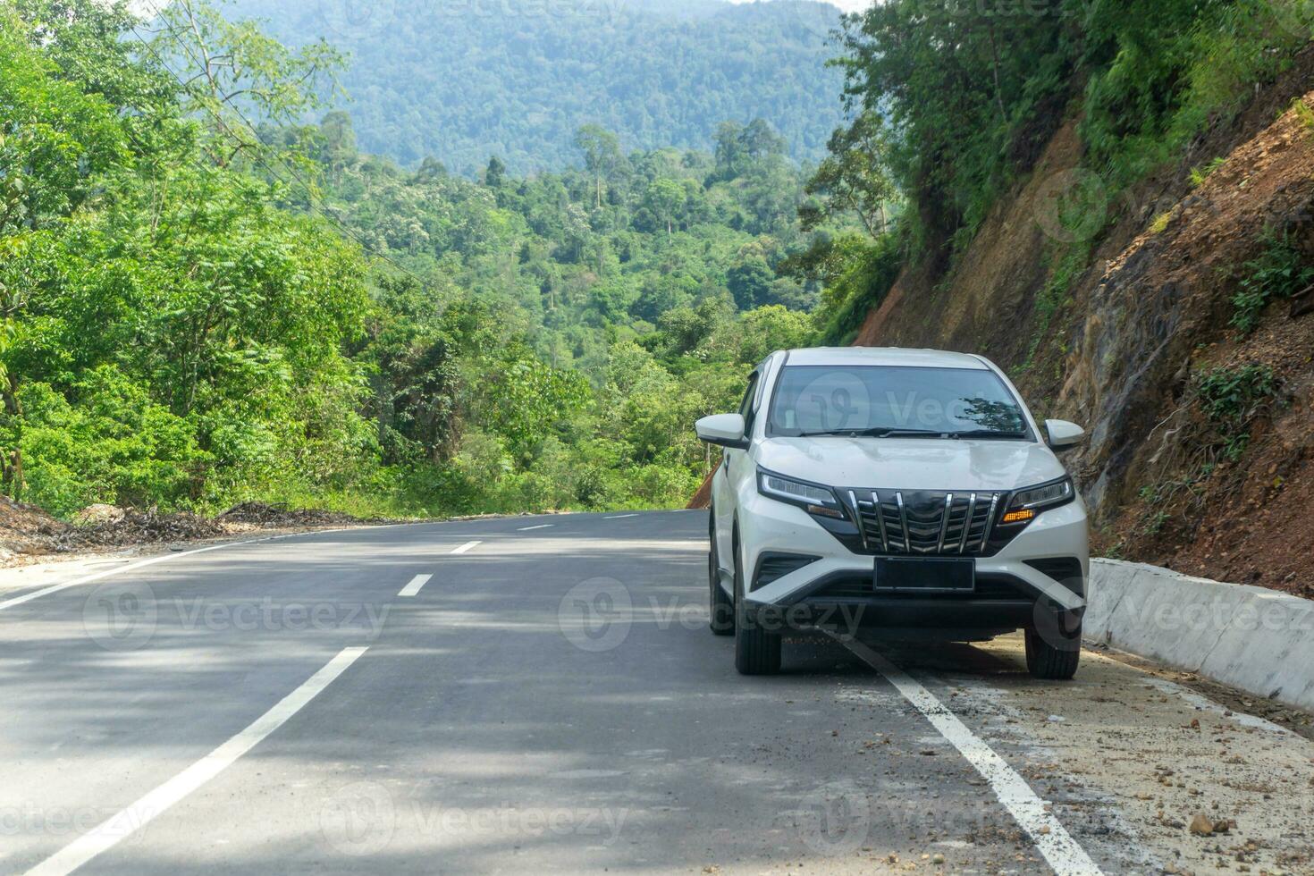 sUV parkerad sida de väg i lokop serbajadi, öst aceh, Indonesien. picknick och väg resa begrepp. foto