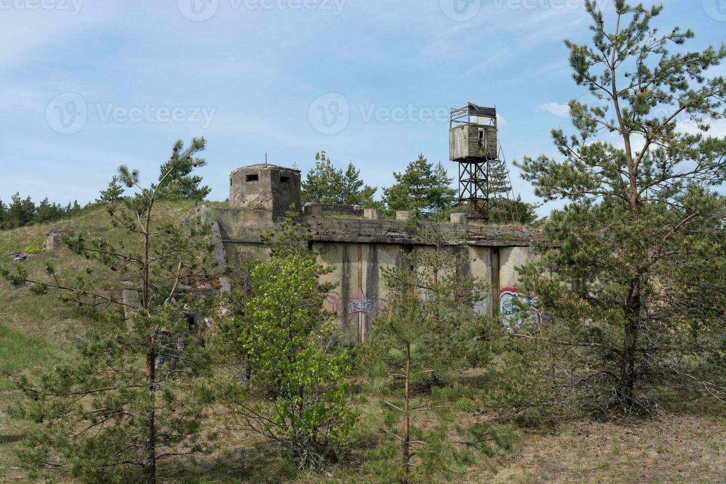 gammal övergiven bunkra på ö av saaremaa i estland foto