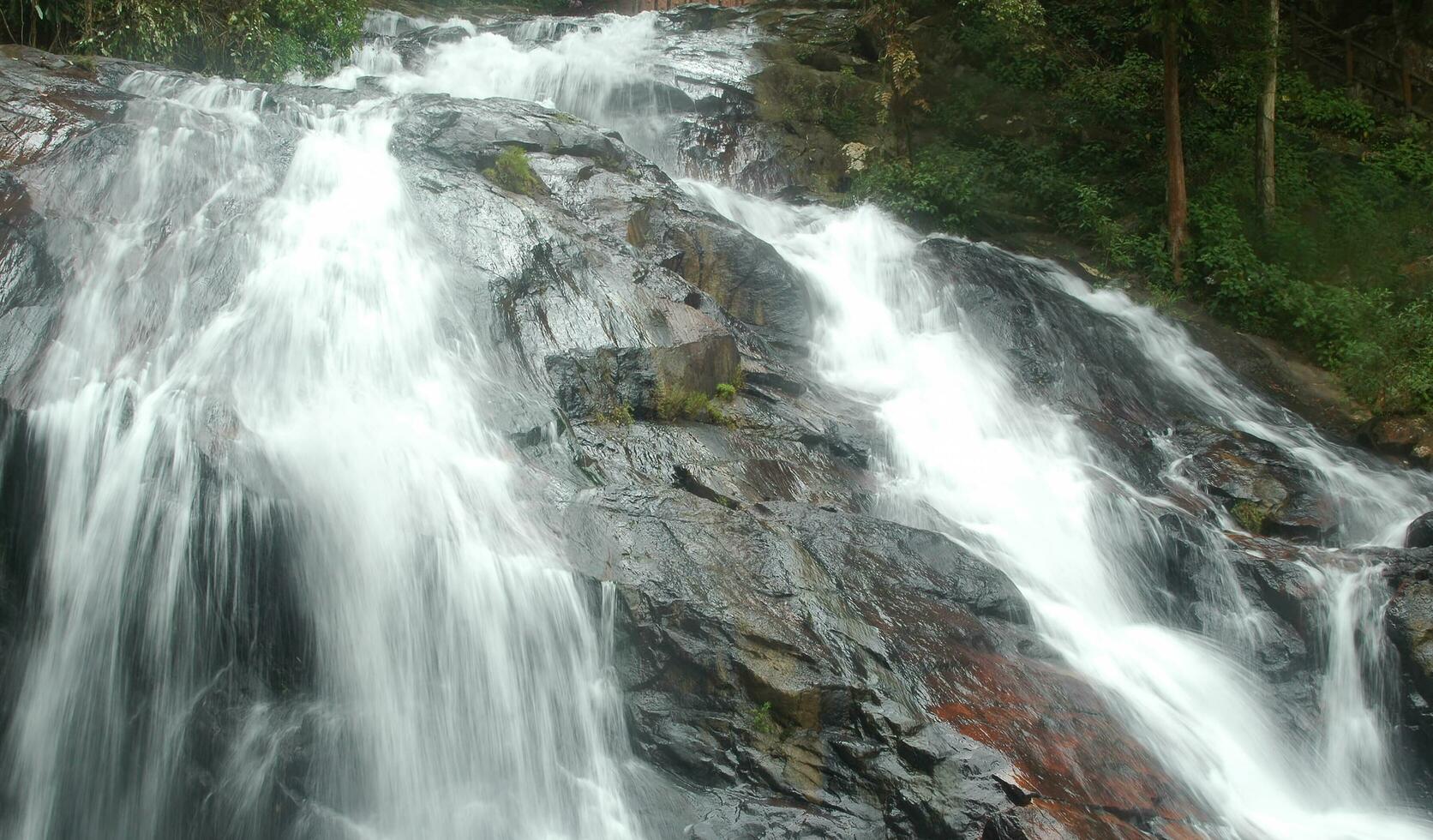 vattenfall kaskad på berg stenar foto