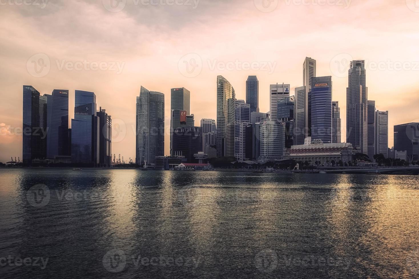 affärsdistrikt i singapore vid solnedgången foto