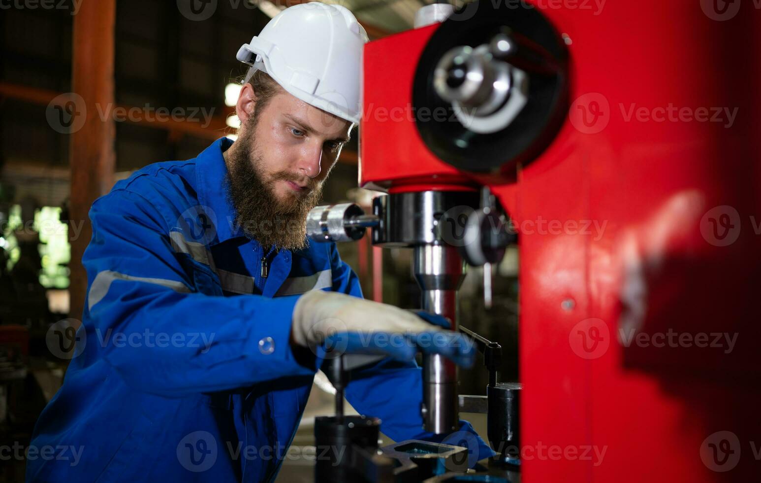 mekanisk ingenjörer är kontroll de arbetssätt tillstånd av de ny maskin efter slutföra de installation foto