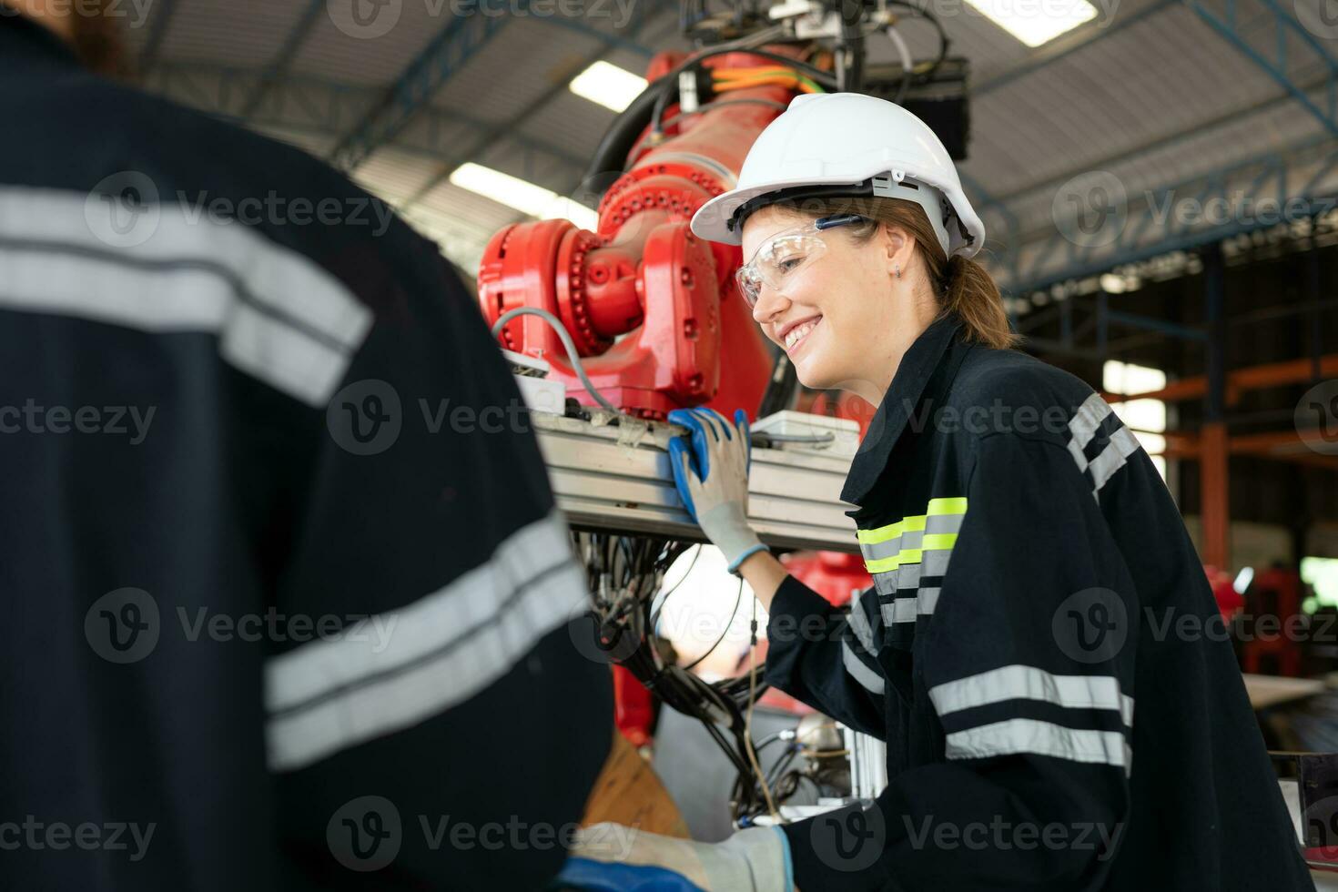 elektrisk ingenjör med de uppdrag av montera en robot ärm elektrisk systemet foto