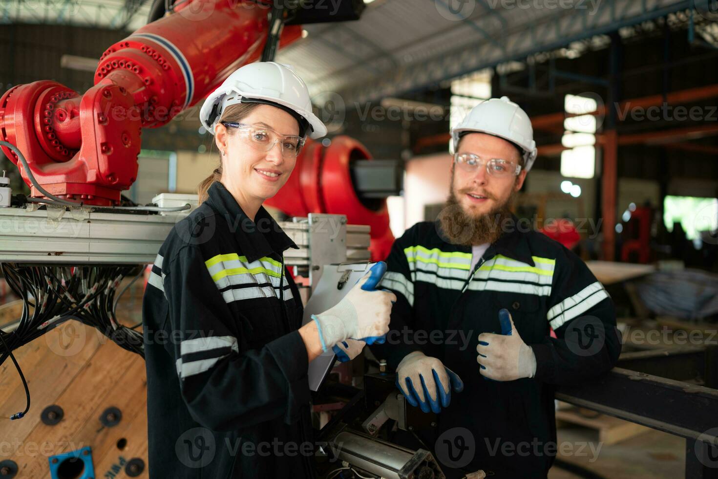 porträtt av elektrisk ingenjör med de uppdrag av montera en robot ärm elektrisk systemet foto