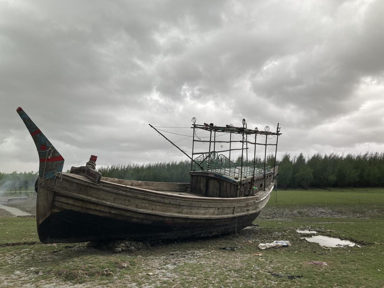 en kväll på stranden med en båt foto