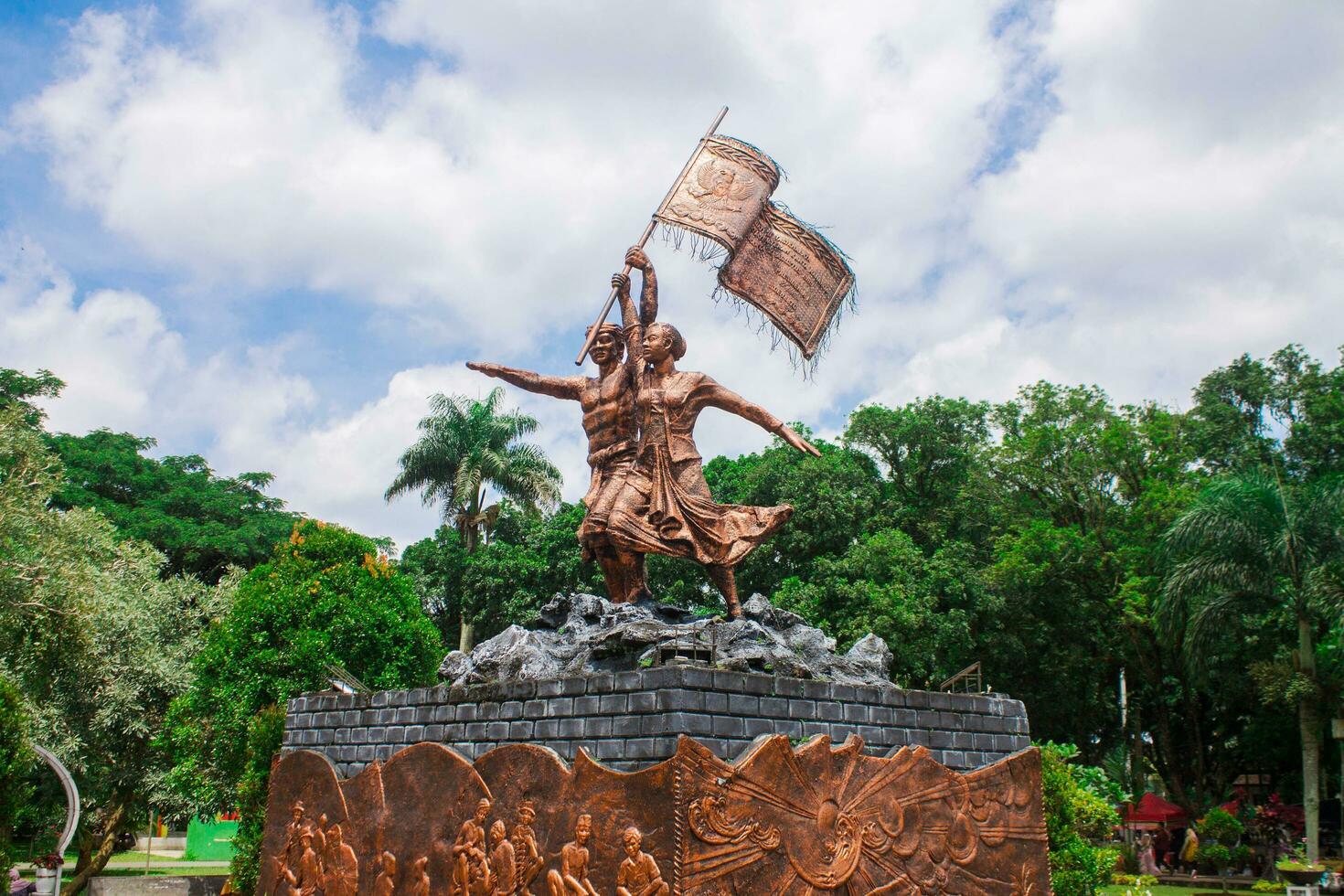 tasikmalaya, Indonesien, november 20, 2022, mak eroj och abdulera rozak monument i tasikmalaya stad parkera, de monument var restes som en form av uppskattning och deras kamp som jordbrukare foto