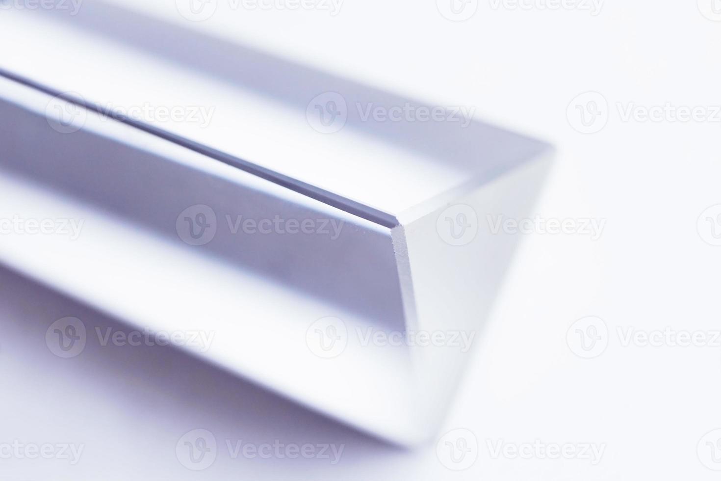 ett fantastiskt och vackert makro med utrymme och tydlighet om ett kristallprisma på vit bakgrund foto