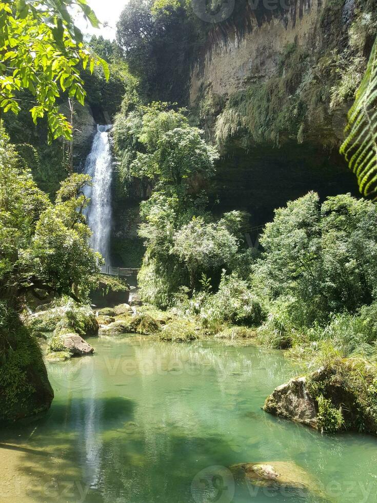 djup berg landskap med vattenfall och grottor foto