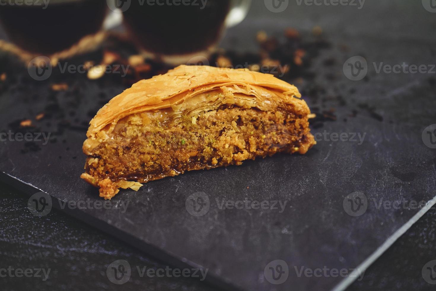 turkisk baklava med ekologiskt svart te foto