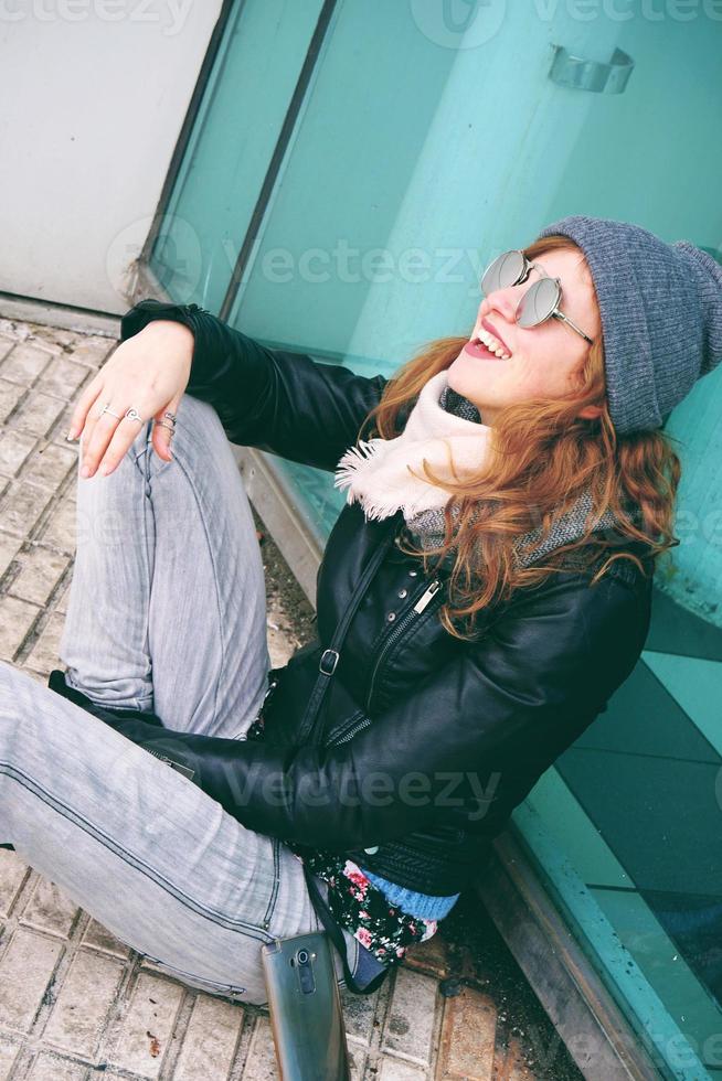 cool ung kvinna njuter av dagen utomhus foto
