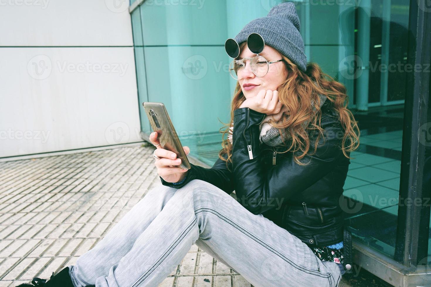 ung influencer kvinna som använder sin smartphone foto