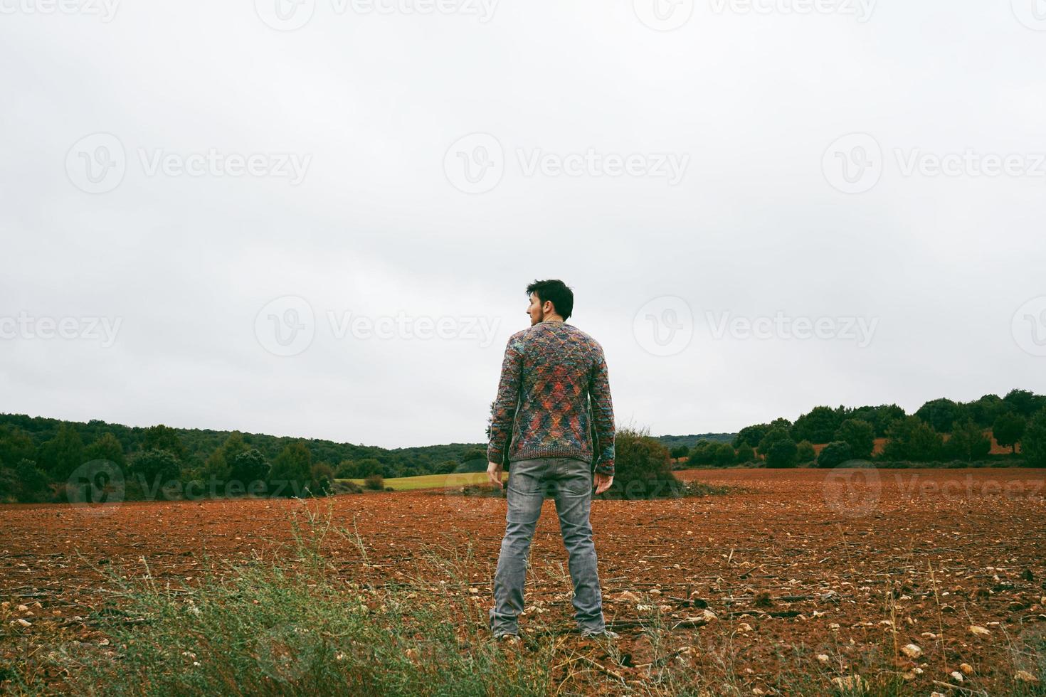 ung man ensam och ledsen i naturen foto