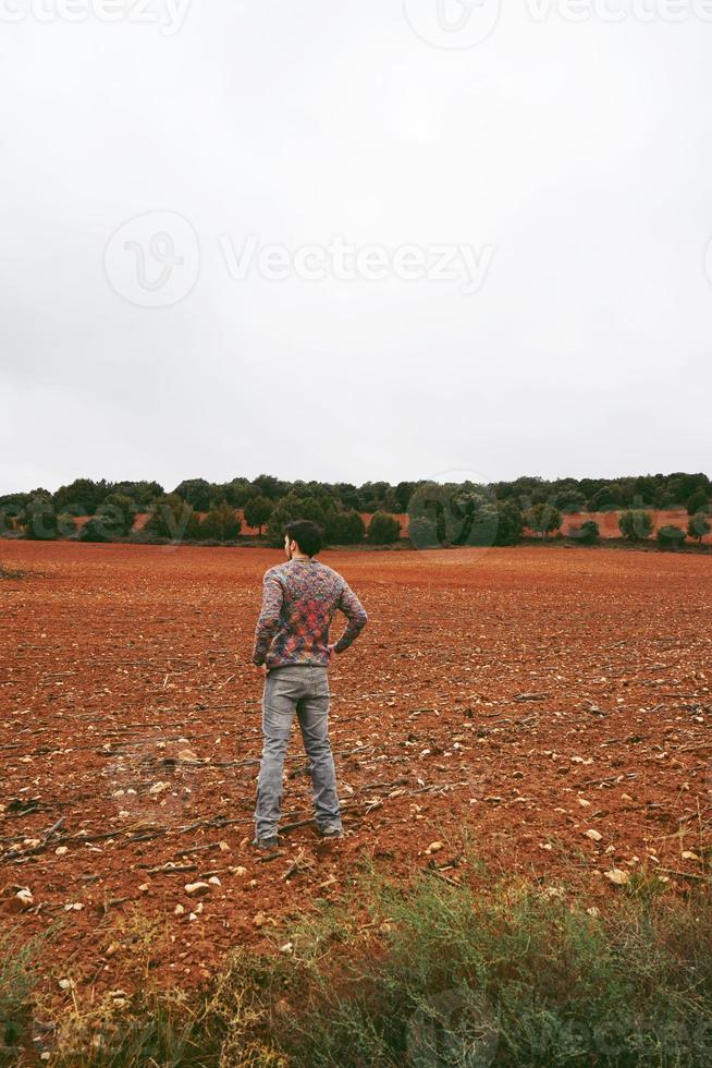 ung man ensam och ledsen i naturen foto