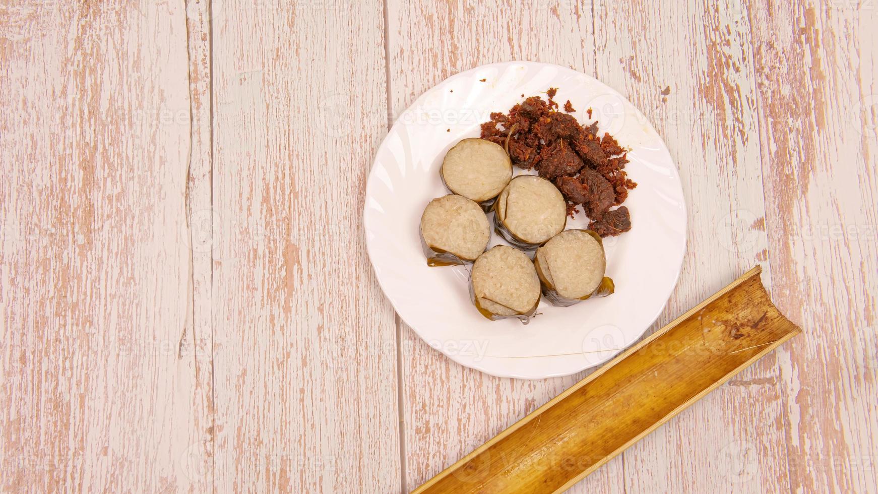 utsökt delikatmat lemang och rendang foto