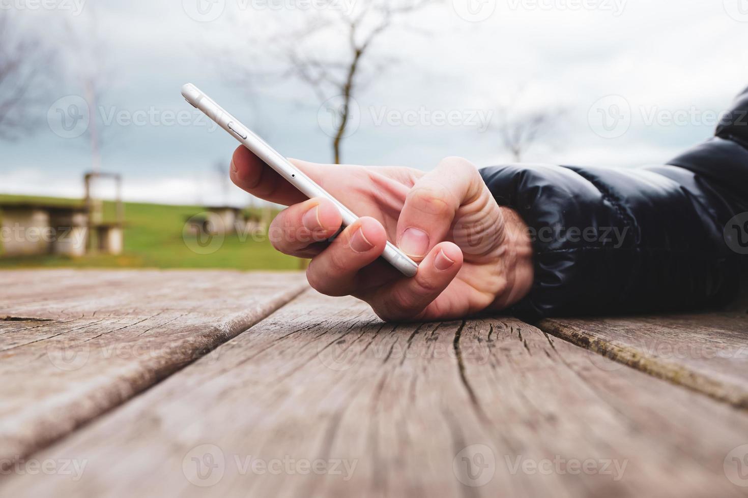 man beroende av en smartphone foto