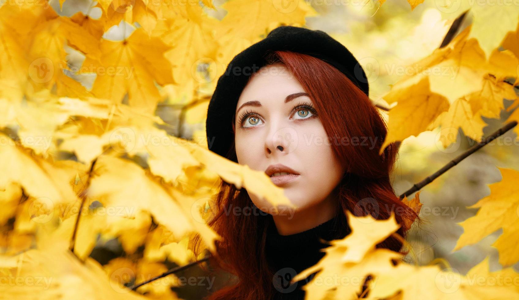 höstens romantiska porträtt av en rödhårig kvinna. foto