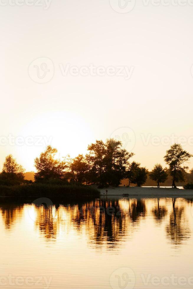 flod i de orange solnedgång ljus foto