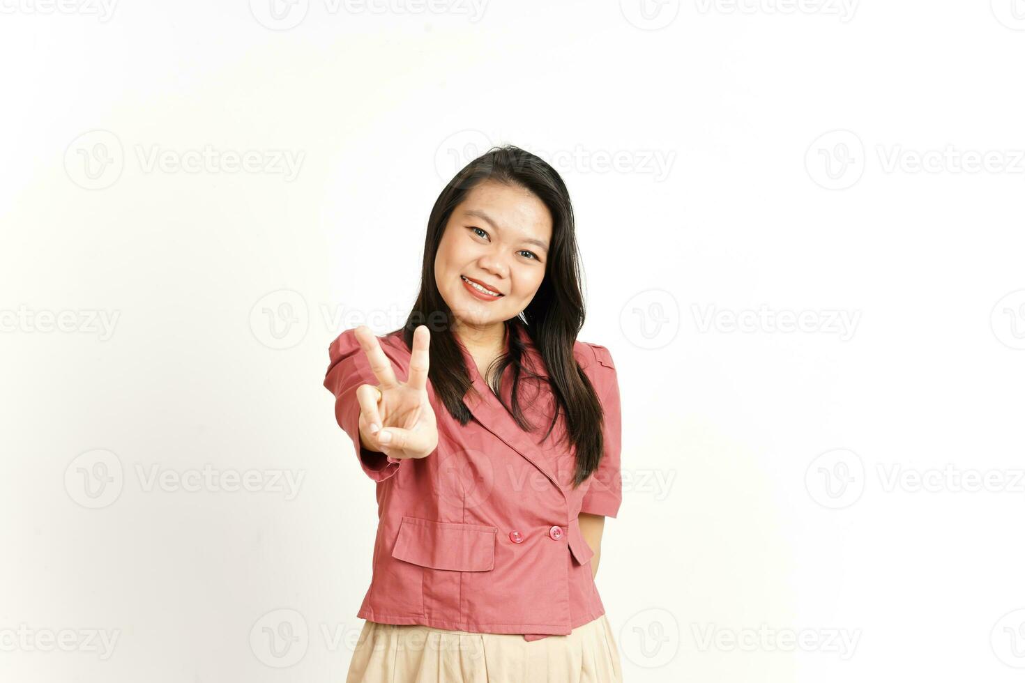 som visar fred finger tecken av skön asiatisk kvinna isolerat på vit bakgrund foto