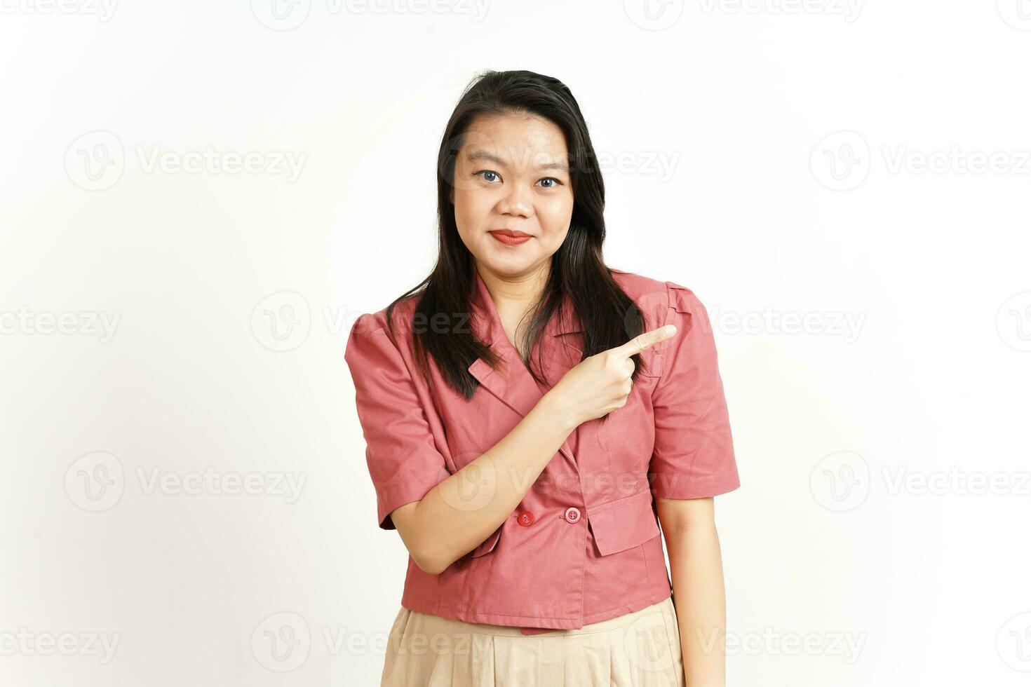 som visar produkt och pekande sida använder sig av pekfinger av skön asiatisk kvinna isolerat på vit foto