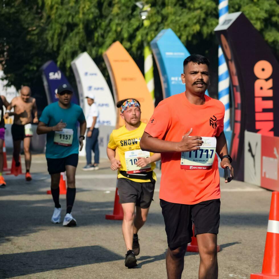 ny delhi, Indien - oktober 16 2022 - vedanta delhi halv maraton lopp efter covid i som maraton deltagarna handla om till korsa de Avsluta linje, delhi halv maraton 2022 foto