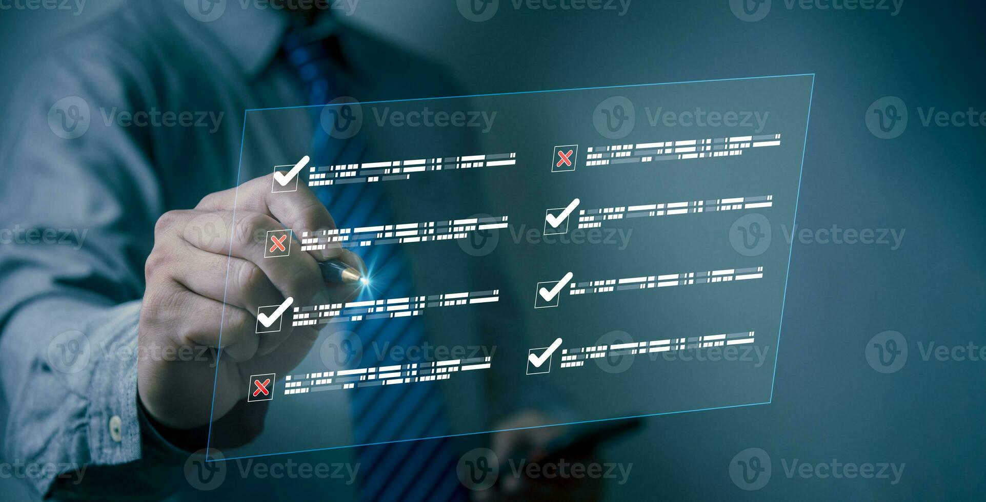 man väljer frågeformulär med kryssruta, undersökning form uppkopplad, svar frågor i de examen av testa företag checklista och fyllning undersökning form uppkopplad använder sig av teknologi för utbildning, inlärning. foto