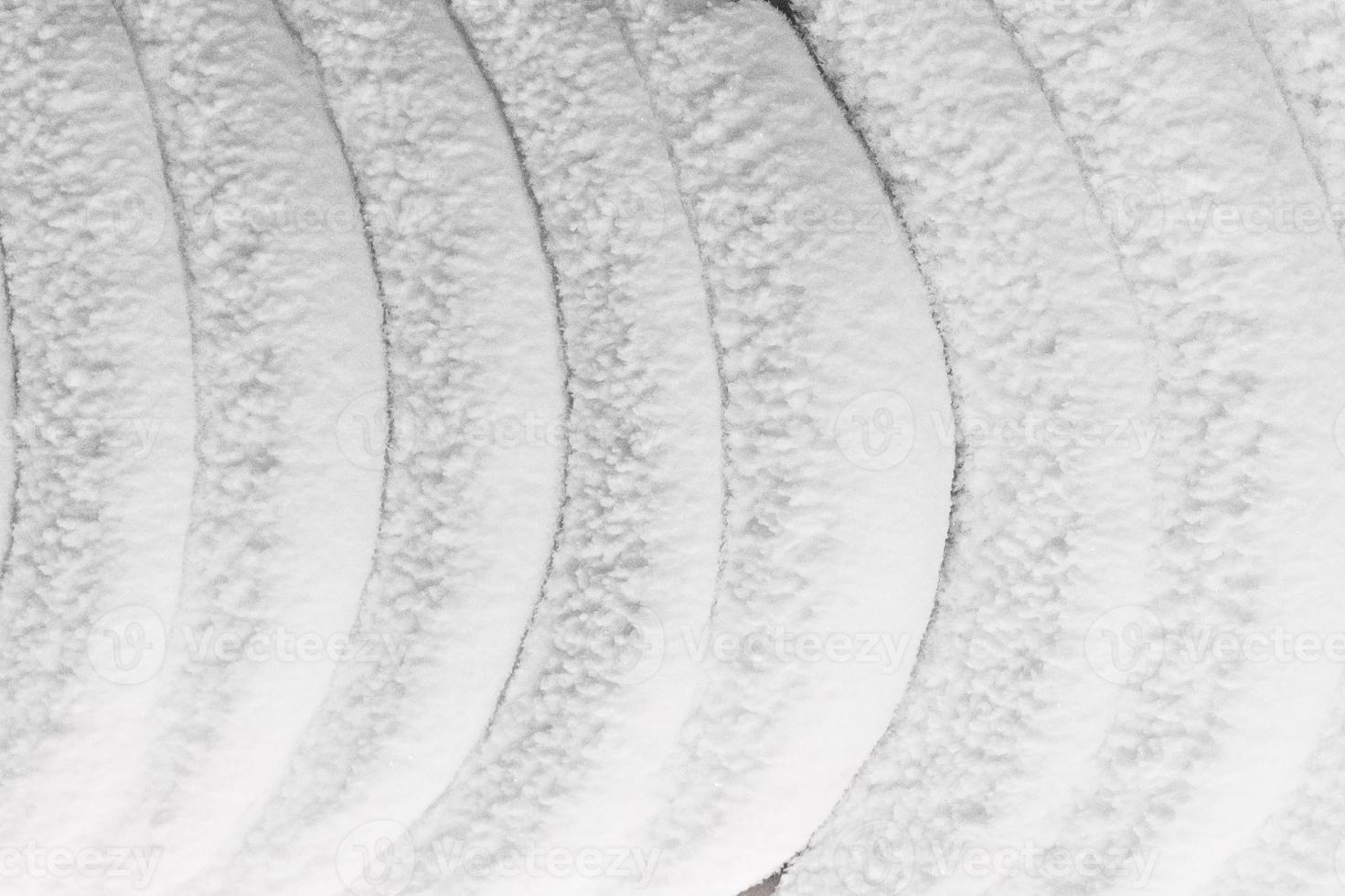 vita präglade isväggar och snö i en grotta. abstrakt texturerad naturlig bakgrund. foto