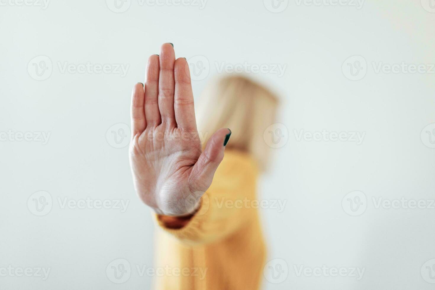 kvinna Uppfostrad henne hand för avråda, kampanj sluta våld mot kvinnor. blond kvinna Uppfostrad henne hand för avråda med kopia Plats foto