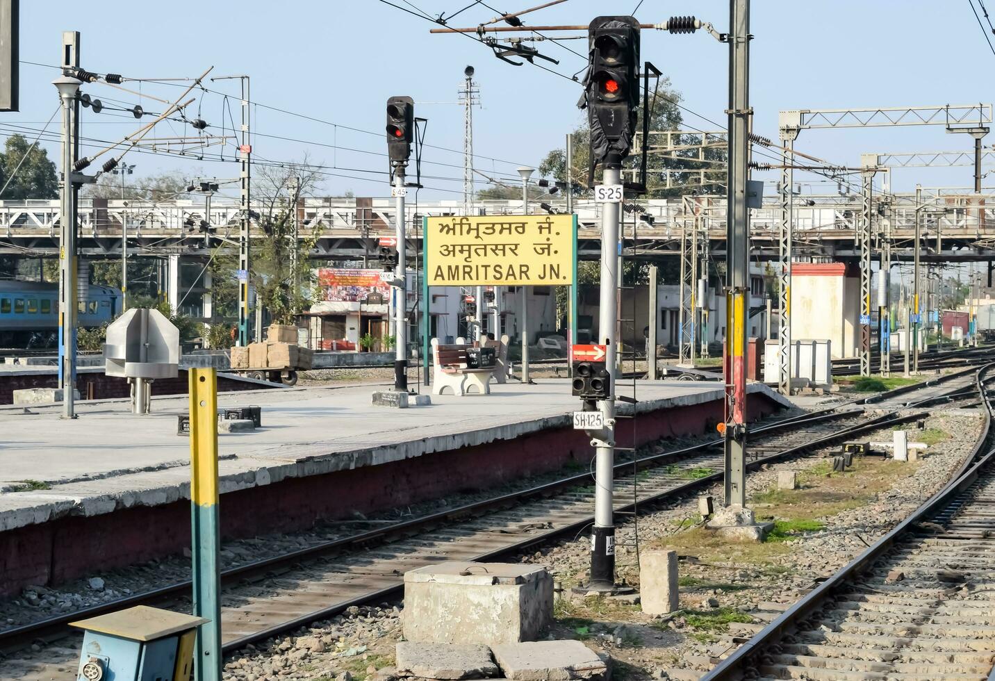 amritsar järnväg station plattform under morgon- tid, amritsar järnväg station baner på amritsar, punjab järnväg station foto