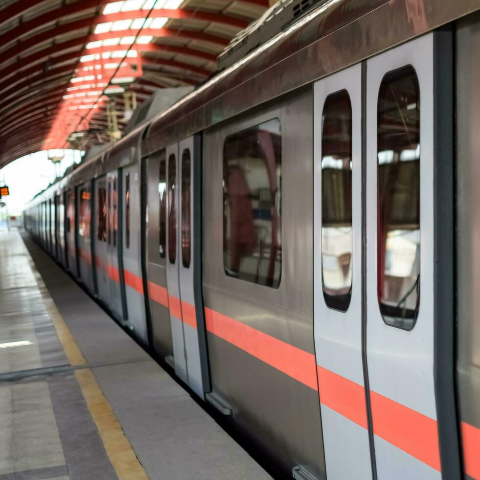 delhi metro tåg anländer på jhandewalan metro station i ny delhi, Indien, Asien, offentlig metro avgår från jhandewalan station i som Mer än 20 lakhs passagerare resa från delhi metro foto