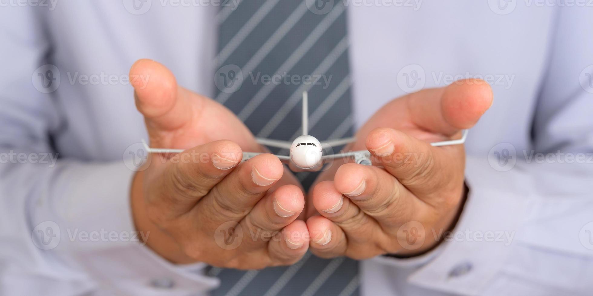 försäkring resekoncept, flygplanmodell på stödhänder, skyddsplan säkert skydda foto