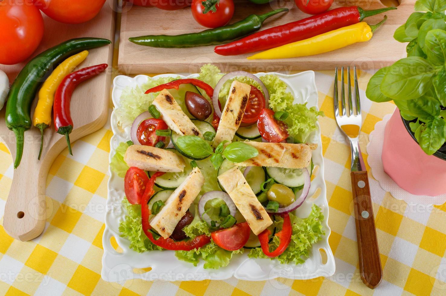 kyckling sallad på tallriken. grillat kycklingkött med välsmakande urval av grönsaker. foto