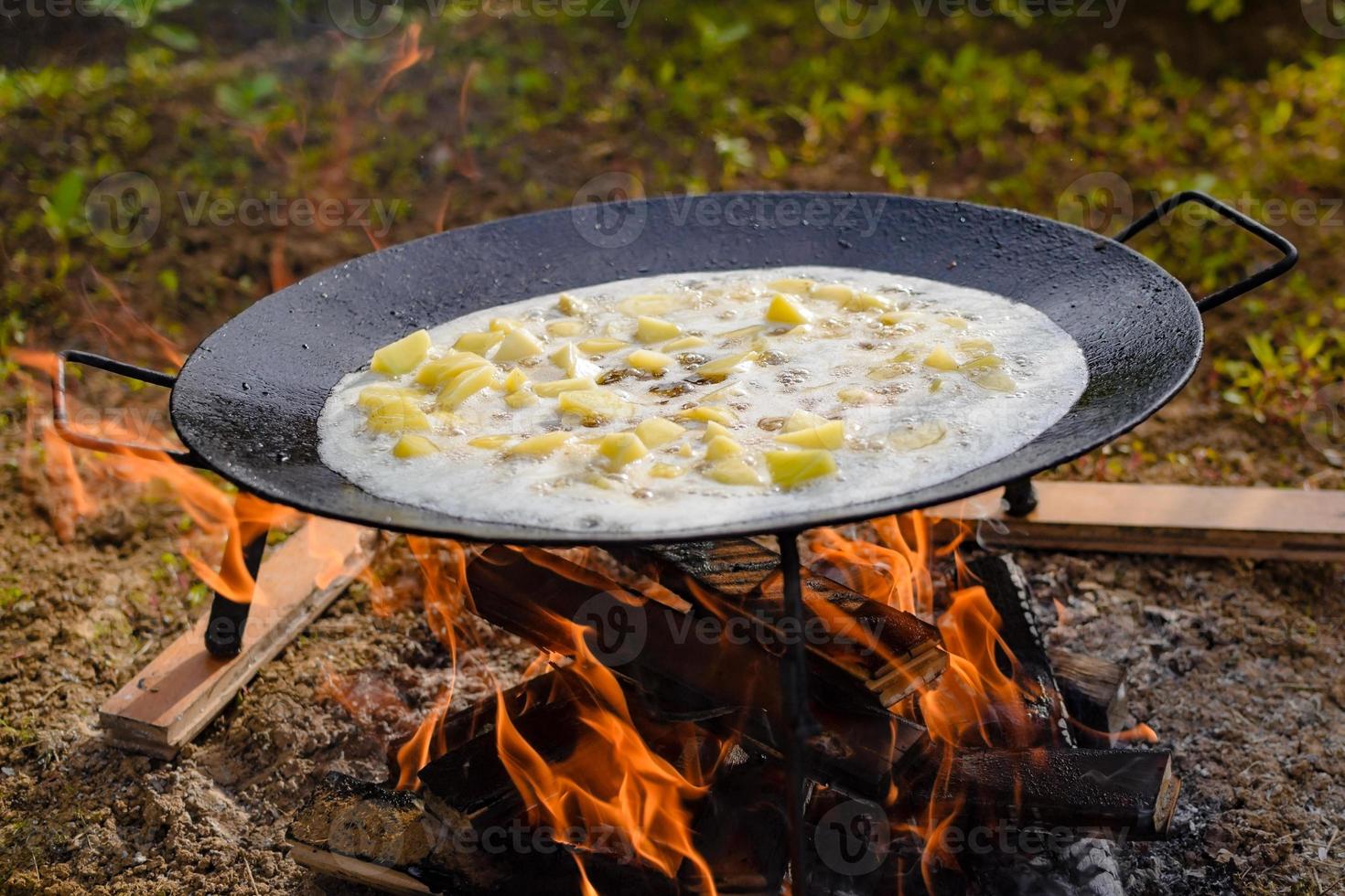 potatis på plogskiva. potatis på skivgrill. foto