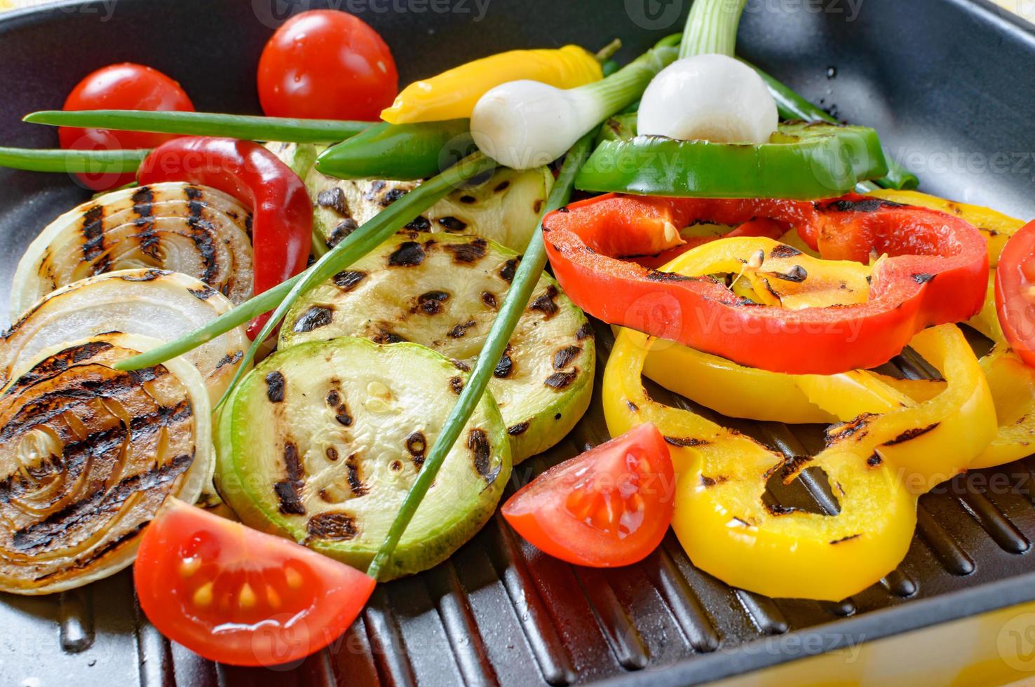grillade grönsaker i en grillpanna. sommar hälsosam mat. foto