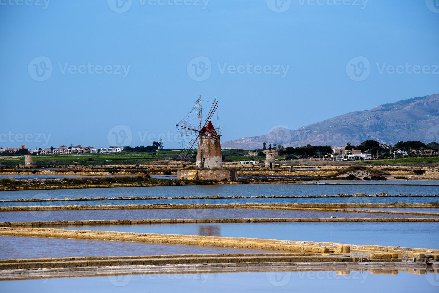 2021 05 29 marsala väderkvarnar i saltlägenheterna foto