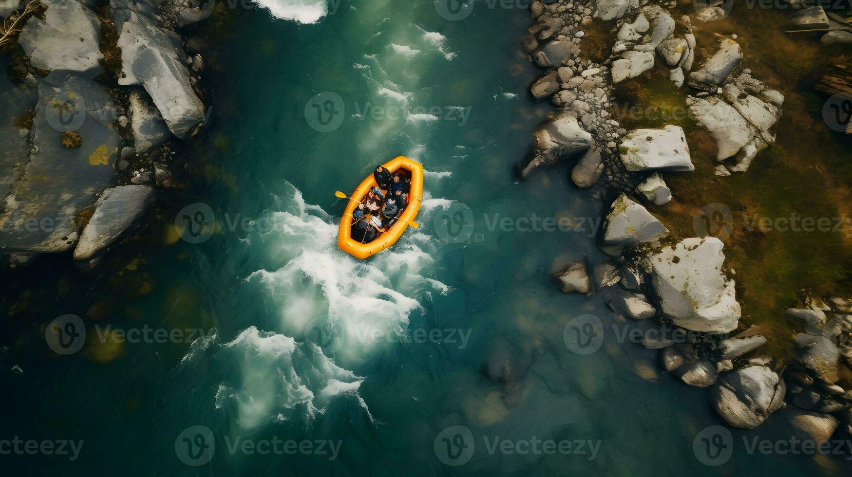 antenn topp se extrem sport kajak segel berg flod med Sol ljus. forsränning, vitvatten Kajakpaddling. foto