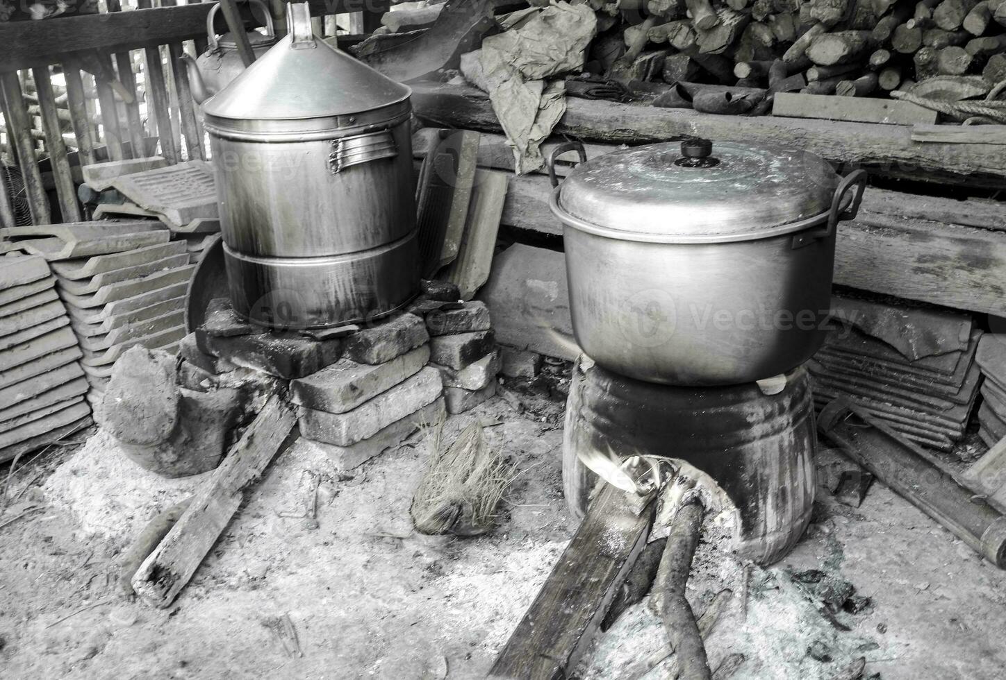 svart och vit Foto, rustik kök med naturlig vedeldad spis i Land foto