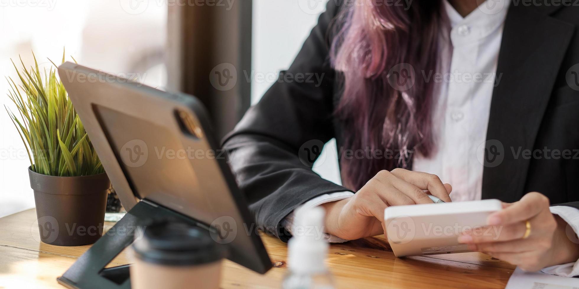 närbild av bokhållare eller finansinspektörhänder som gör rapport, beräknar eller kontrollerar saldot. bostadsekonomi, investeringar, ekonomi, spara pengar eller försäkringskoncept foto