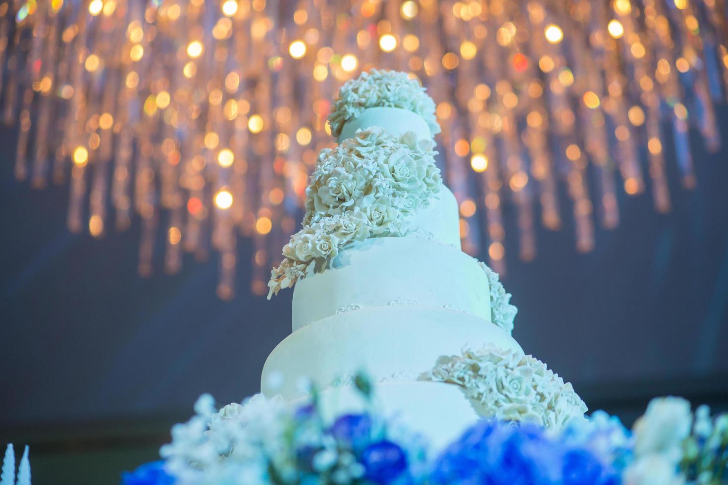 vit bröllopstårta med blomma foto