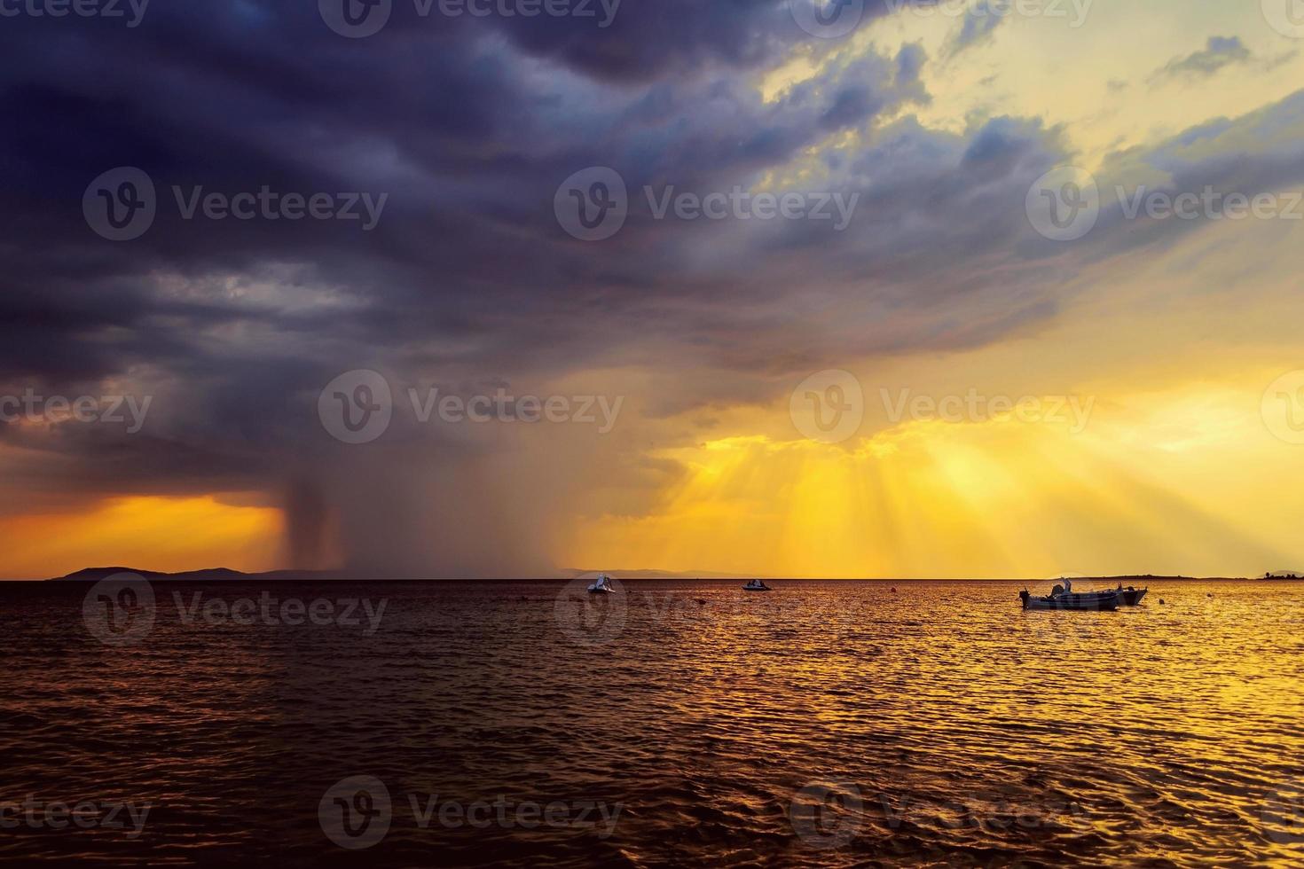 dramatisk solnedgång och kommande regnig storm till sjöss foto