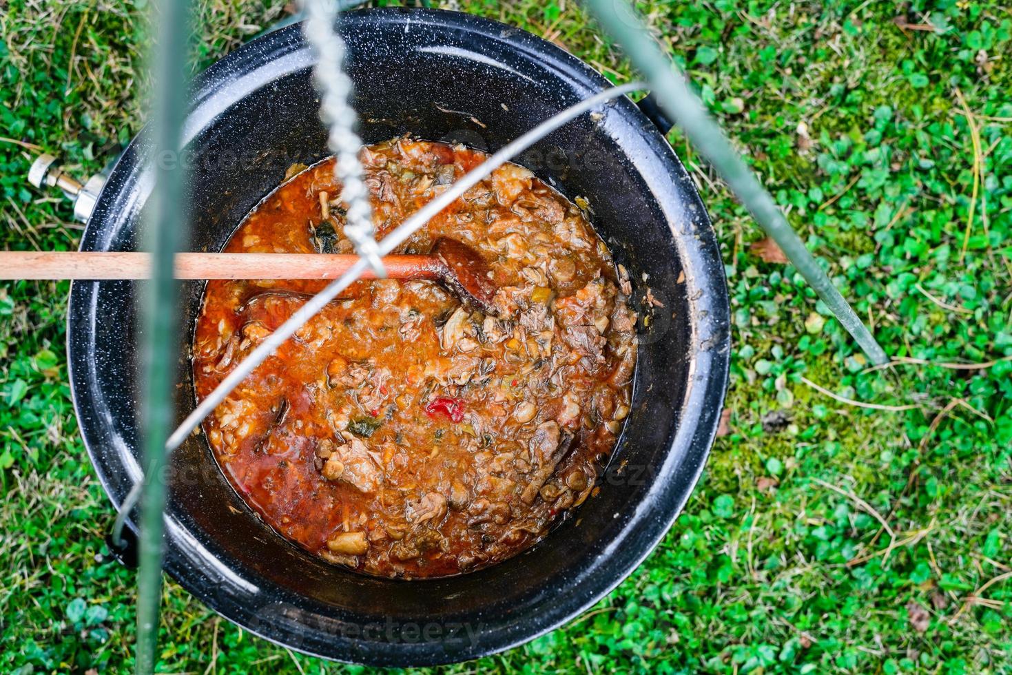 matlagning nötkött gulasch soppa i en gryta foto