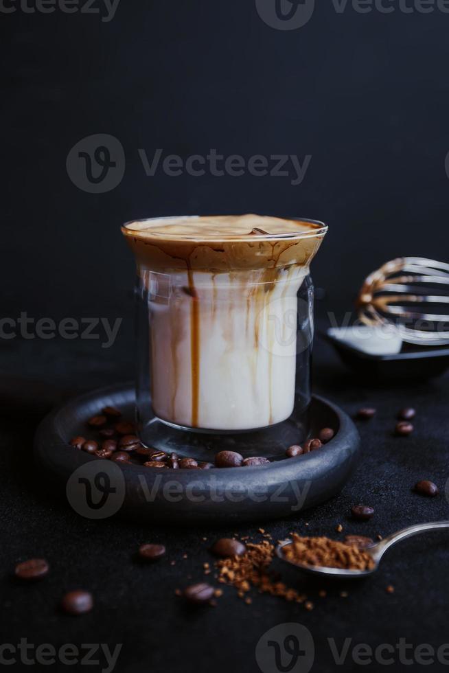 dalgona kaffe, ett trendigt coolt fluffigt krämigt vispad kaffe. foto