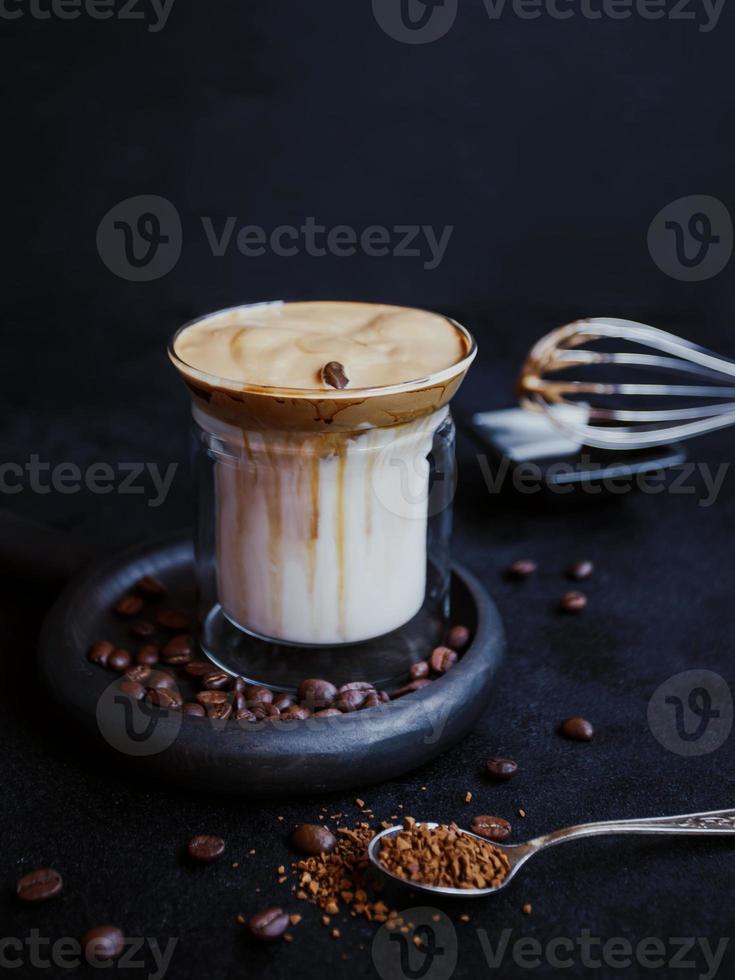 dalgona kaffe, ett trendigt coolt fluffigt krämigt vispad kaffe. foto