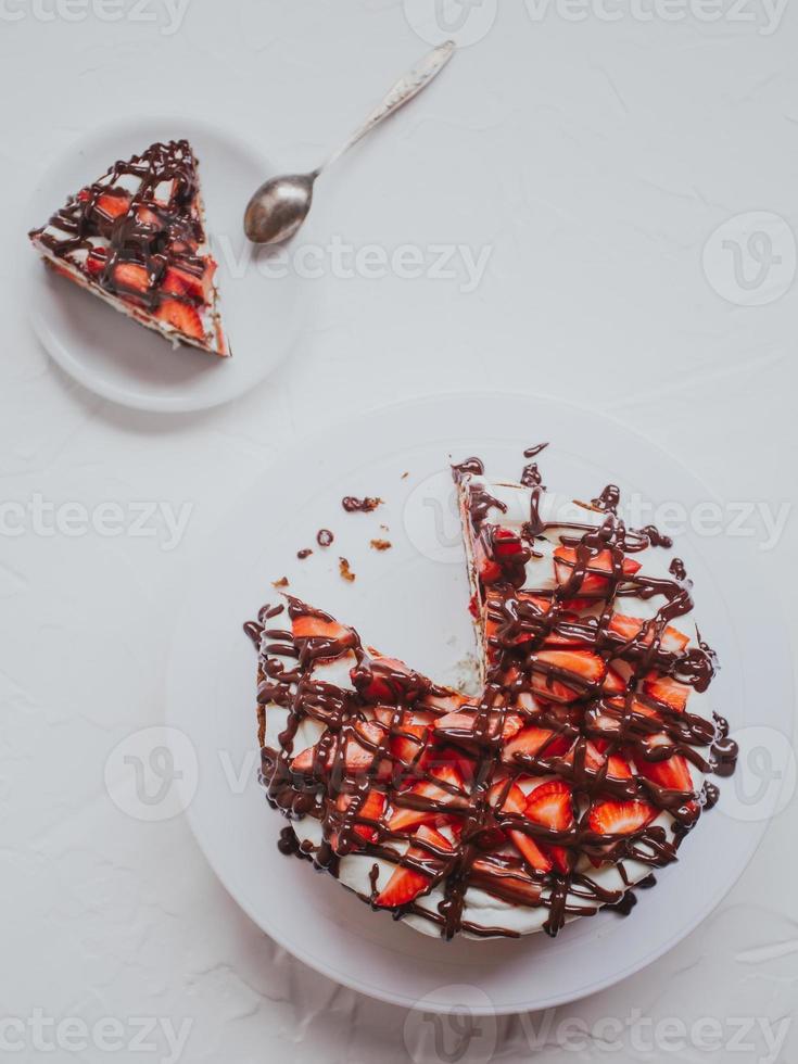 läcker choklad hemlagad tårta med jordgubbar foto