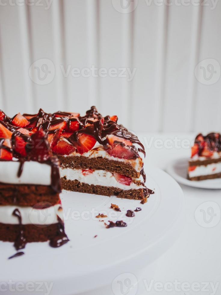 läcker choklad hemlagad tårta med jordgubbar foto