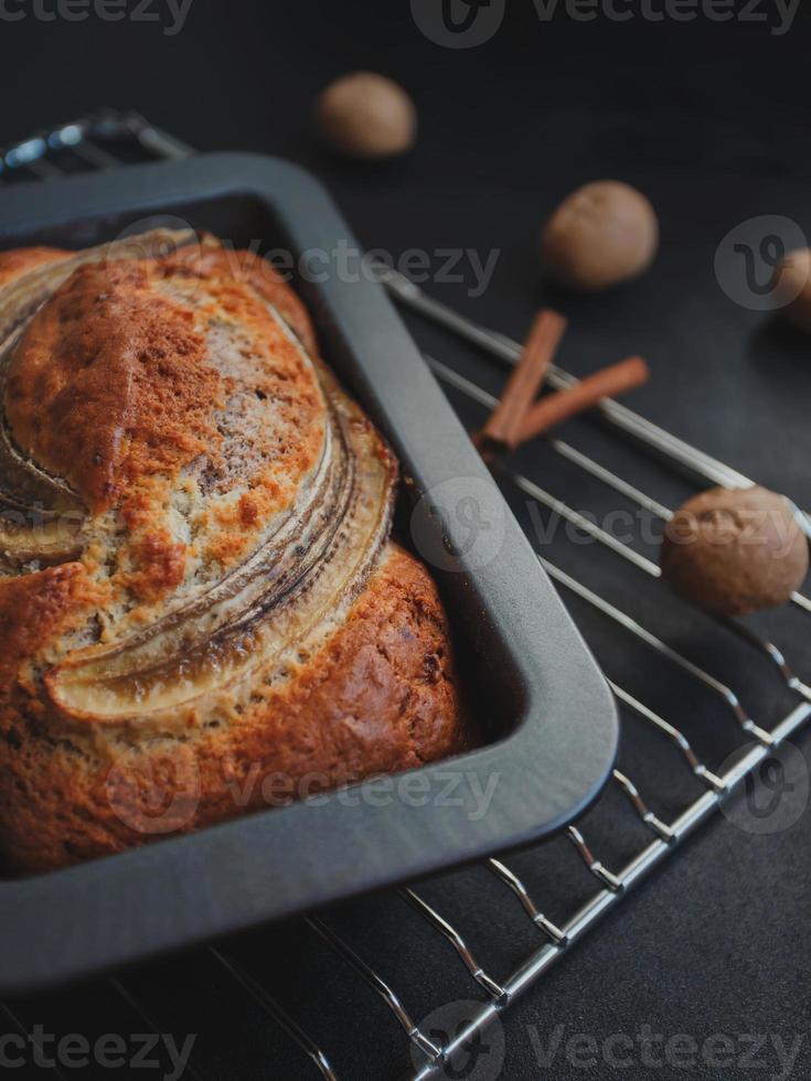 hemlagat bananbröd med kanel och valnötter. foto