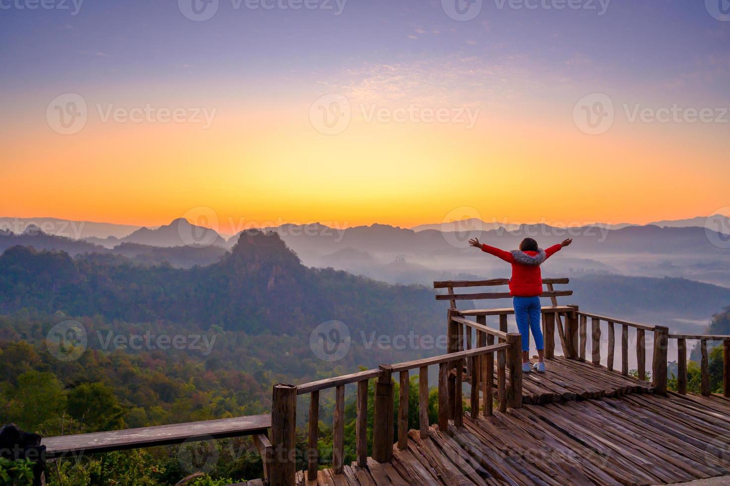 unga människor känner den svala morgonluften med ett hav av dimma framför mae hong son baan jabo thailand foto