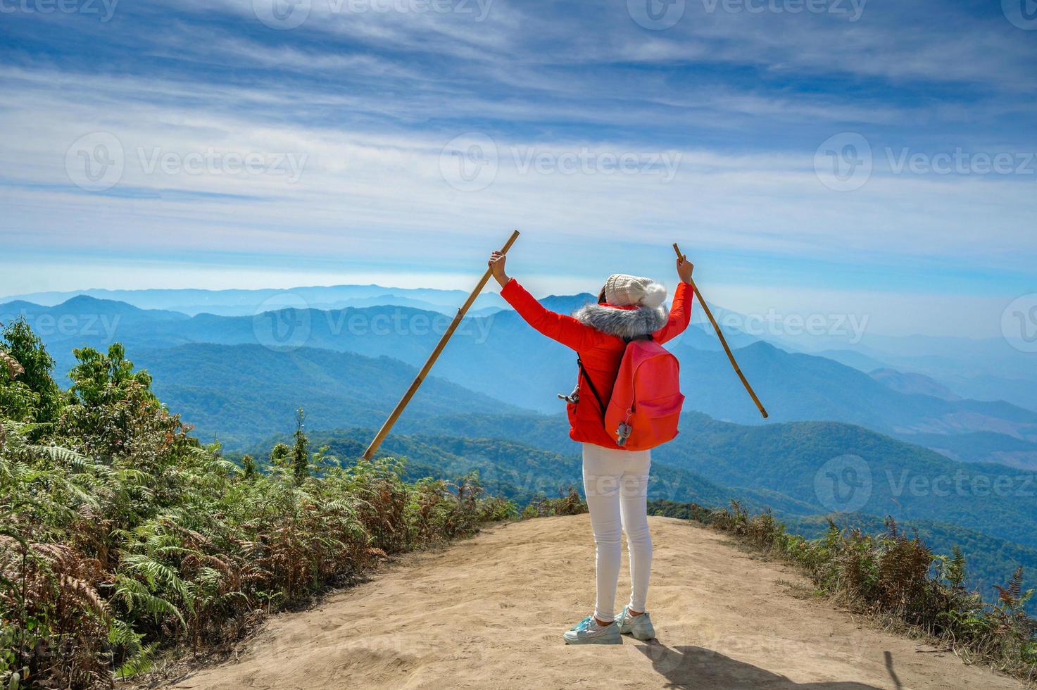 ungdomar som går på en kulle i Doi Inthanon, Chiang Mai, Thailand foto