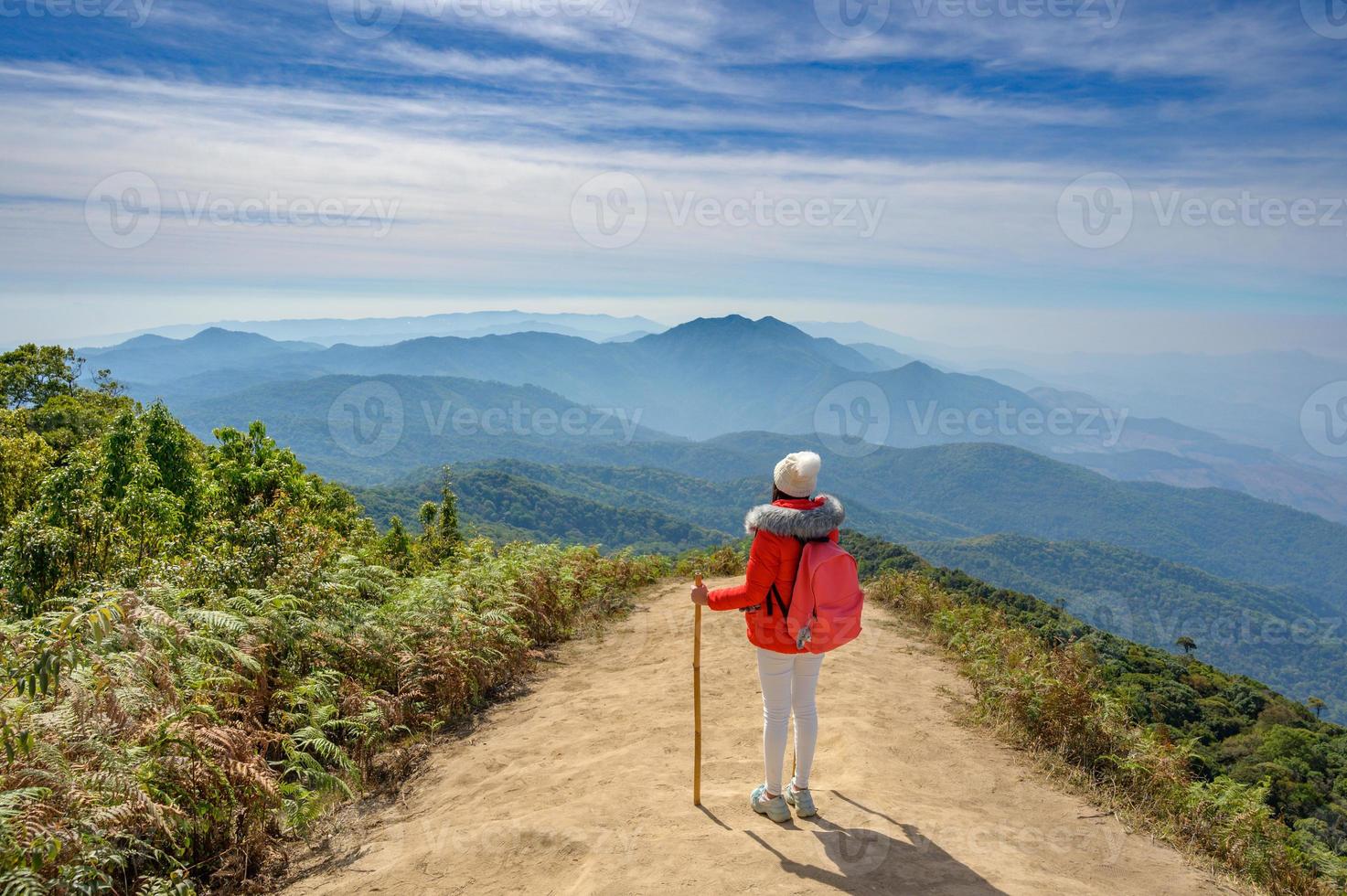 ungdomar som går på en kulle i Doi Inthanon, Chiang Mai, Thailand foto