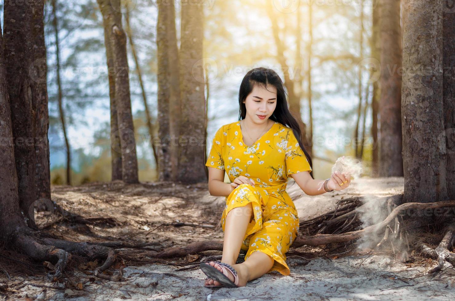 härlig asiatisk tjej med vit hud som sitter på sand foto