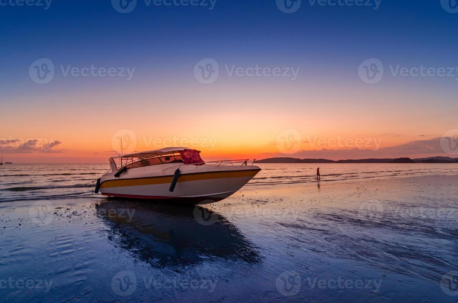 strandkväll havshastighetsbåt molnigt vid ao nang krabi thailand foto